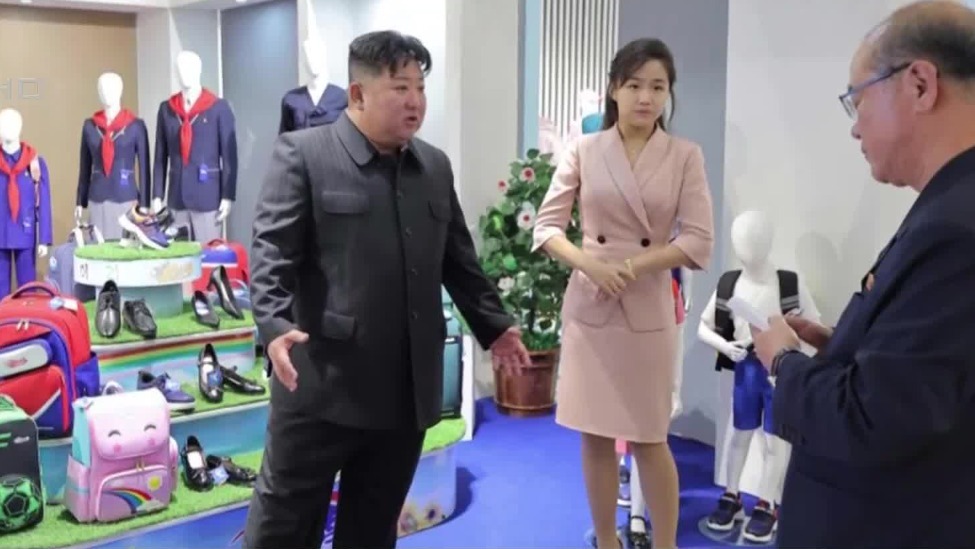金正恩视察朝鲜轻工业服装及鞋展
