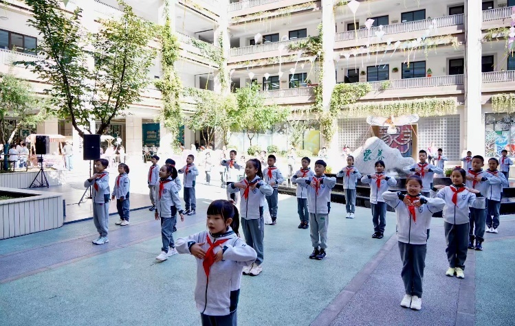 同学们在蒙养池前表演