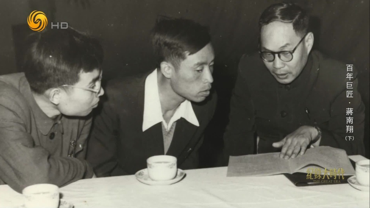 蒋南翔提出“两种人会师”，在清华高水平教授群体中，党员比例越来越高