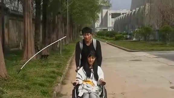 脑瘫女孩被帅气男友求婚成功，小伙：这是我初恋，更看重人格