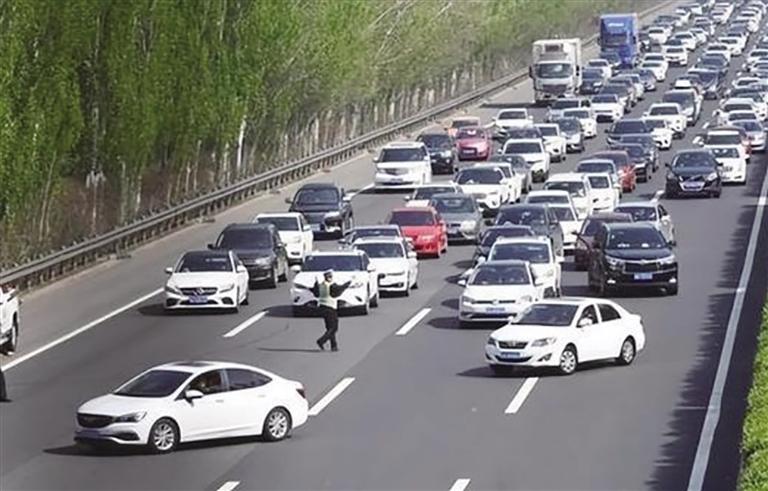 民警在高速公路上疏导车辆