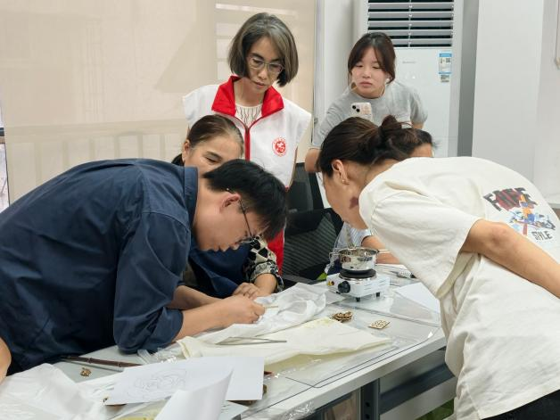 以蜡染非遗为媒 激活巾帼指尖经济——西乡街道流塘社区开展“靛染流塘·巾帼手造”女性蜡染系列活动