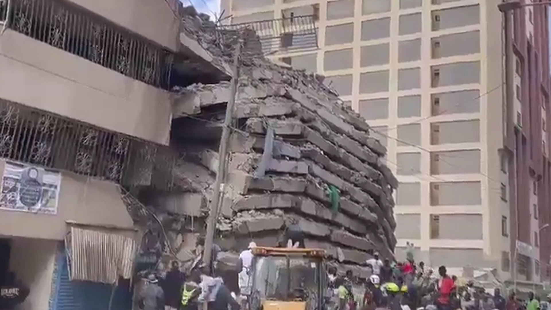 肯尼亚首都闹市区一高层建筑倒塌，十余层楼板如“煎饼”层层叠压，上方仍在施工但一层已有商贩租用，多人恐被埋