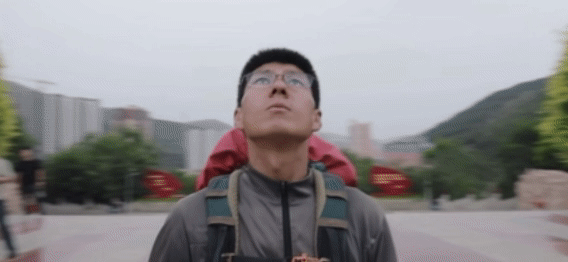 王成在吴起中央红军长征胜利纪念碑前。新华社发