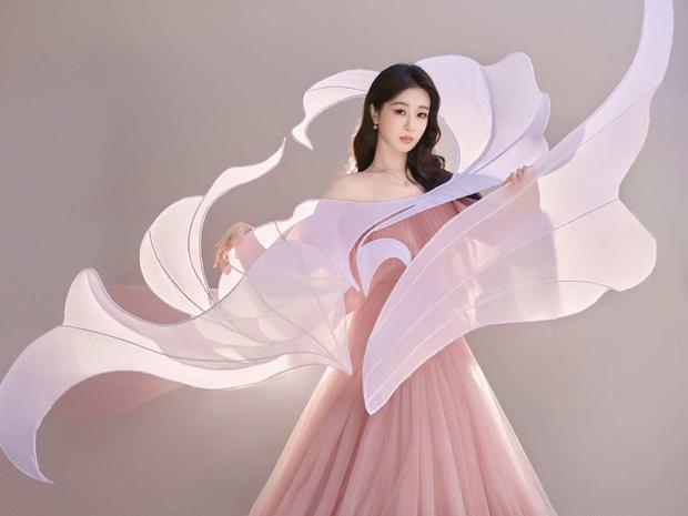 杨紫穿粉色抹胸纱裙温柔甜美