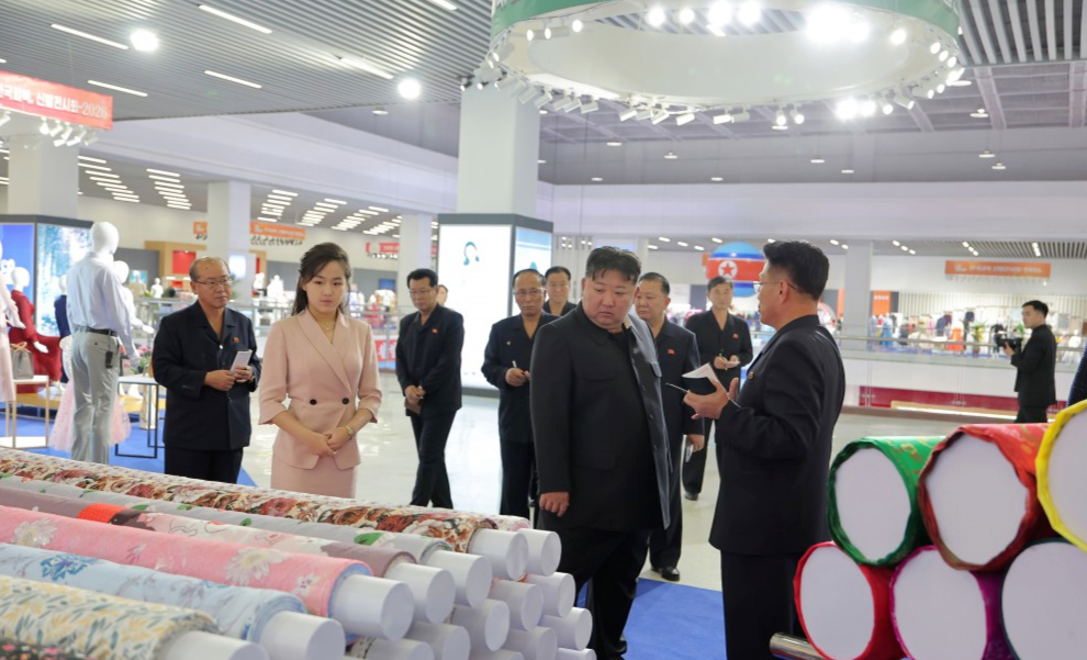 金正恩携女视察服装鞋展：轻工业部门要优先发展产品图案
