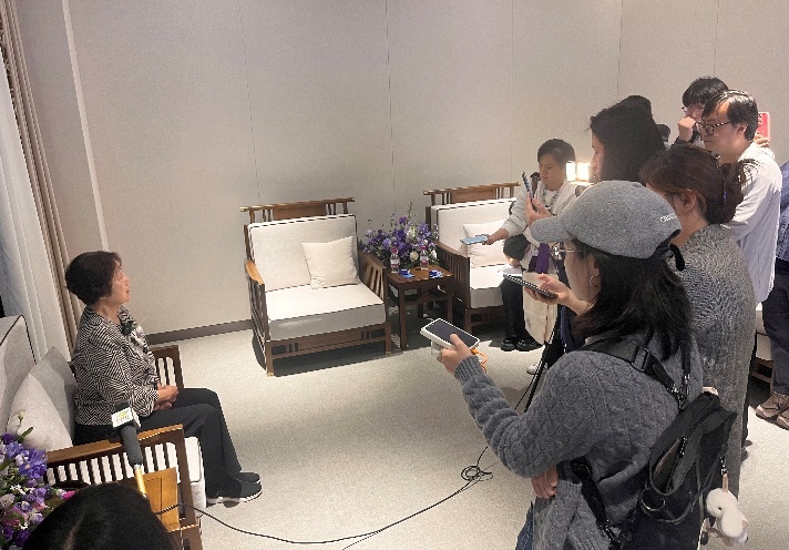 作者张盈盈接受采访 范素丽摄