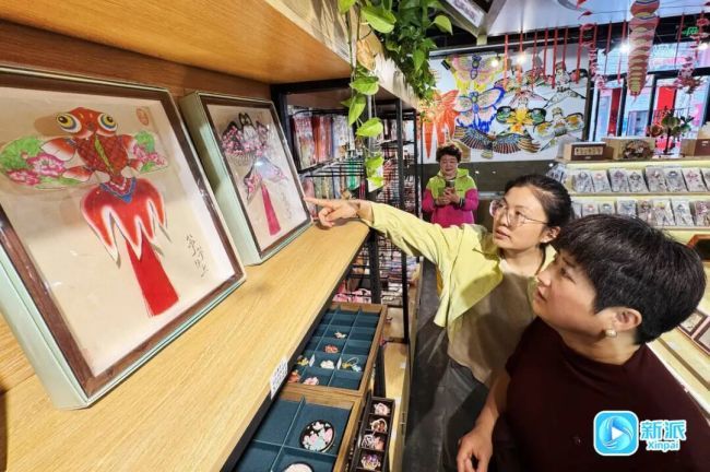 游客在十笏园文化街区挑选风筝文创产品。