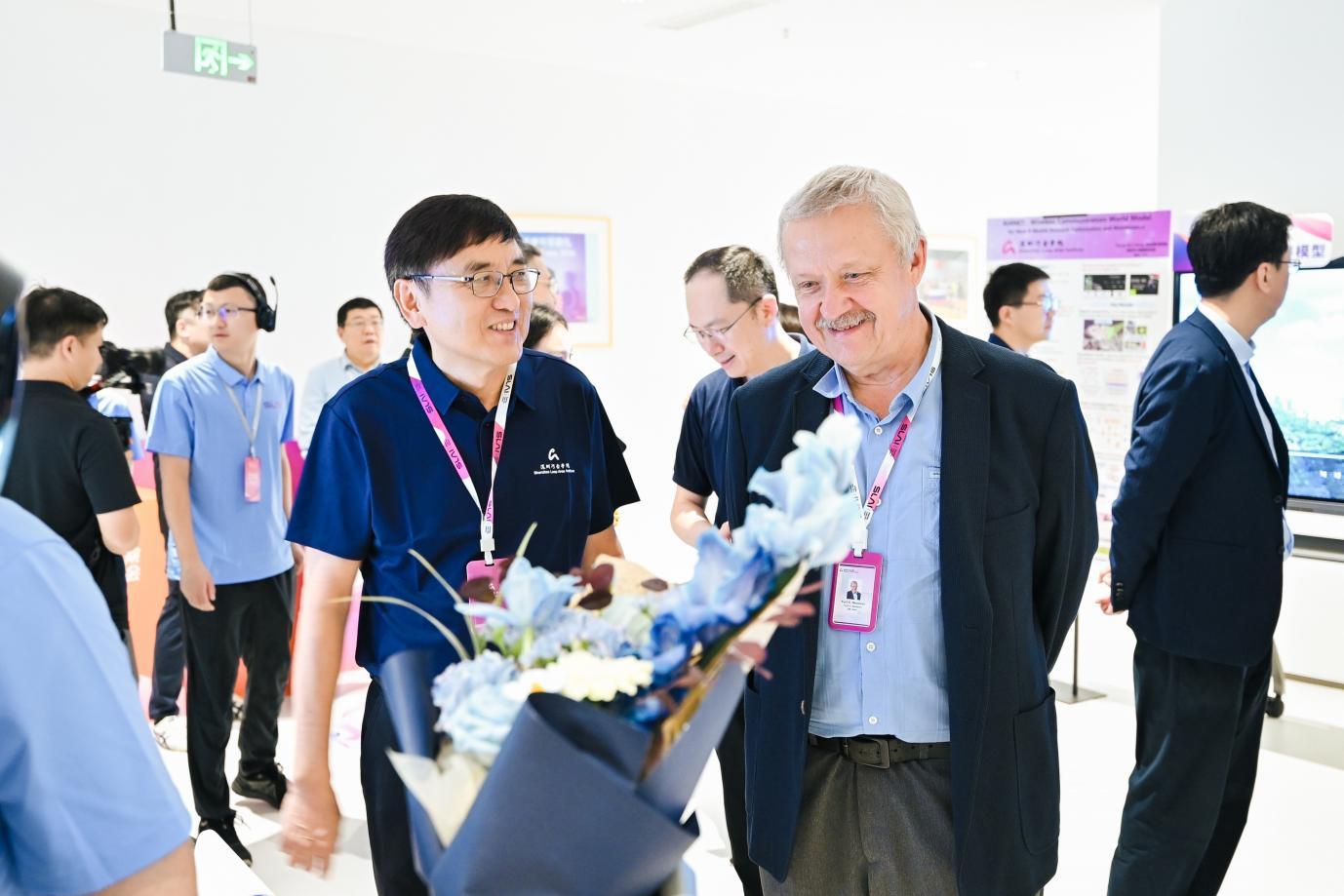 来宾参观四大前沿成果展区