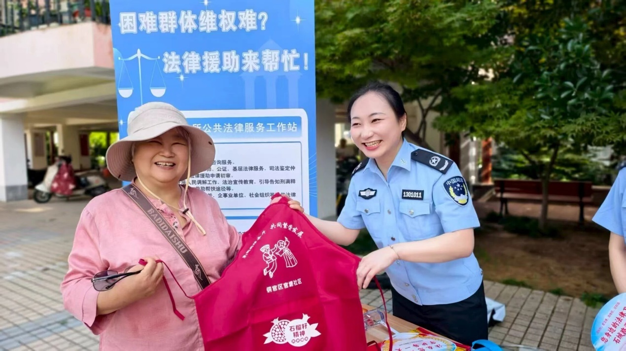 图为工作人员走进官塘社区新苑小区开展民生政策宣传。