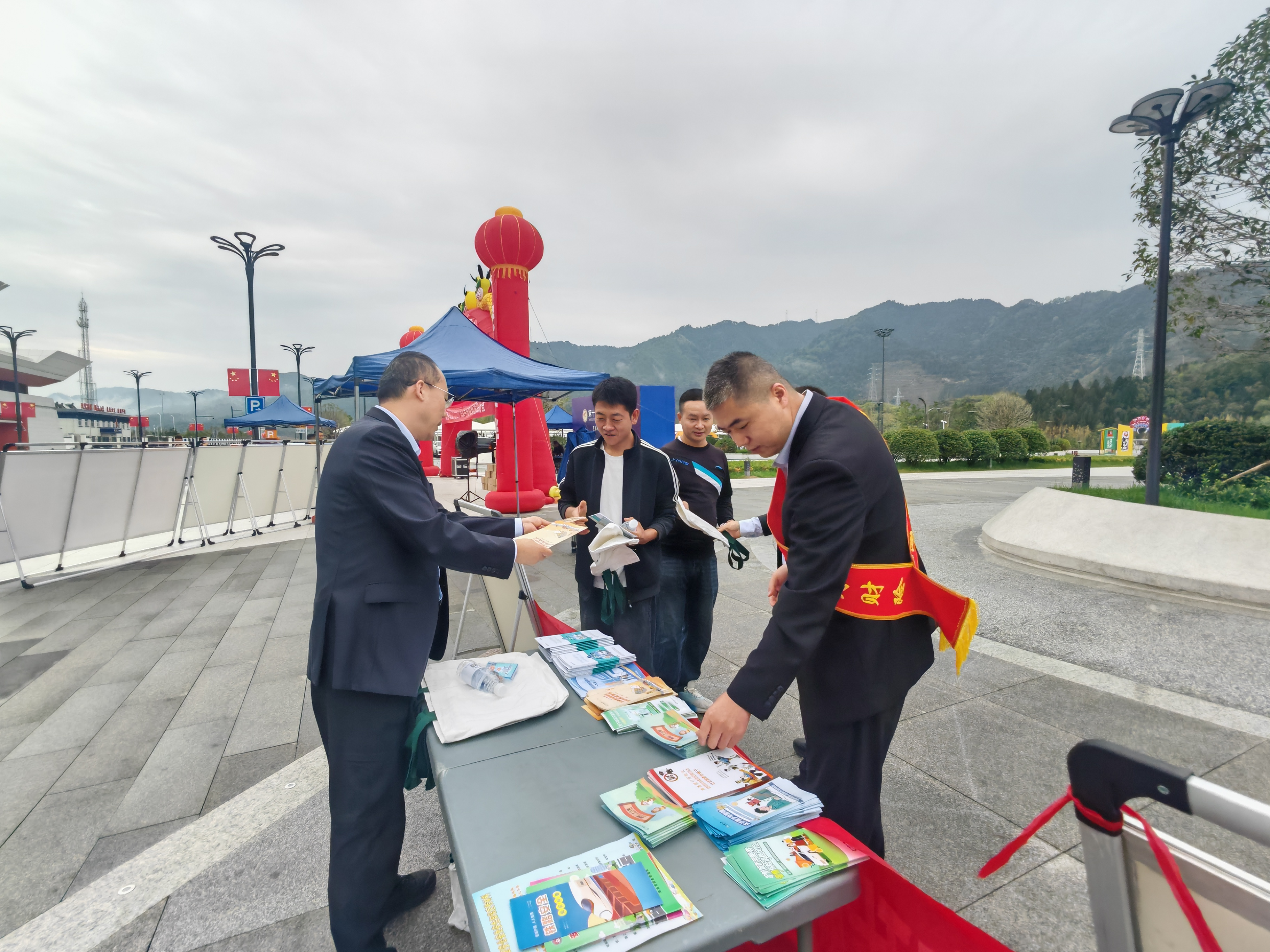 警保联动护国庆 暖心服务伴出行——国寿财险商洛中支全力守护节日平安路