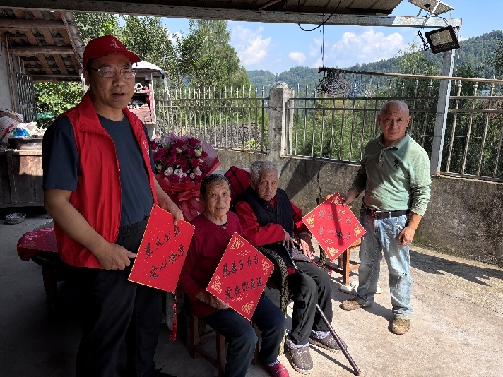 广元市河地镇寻访老红军彭德均(右二)
