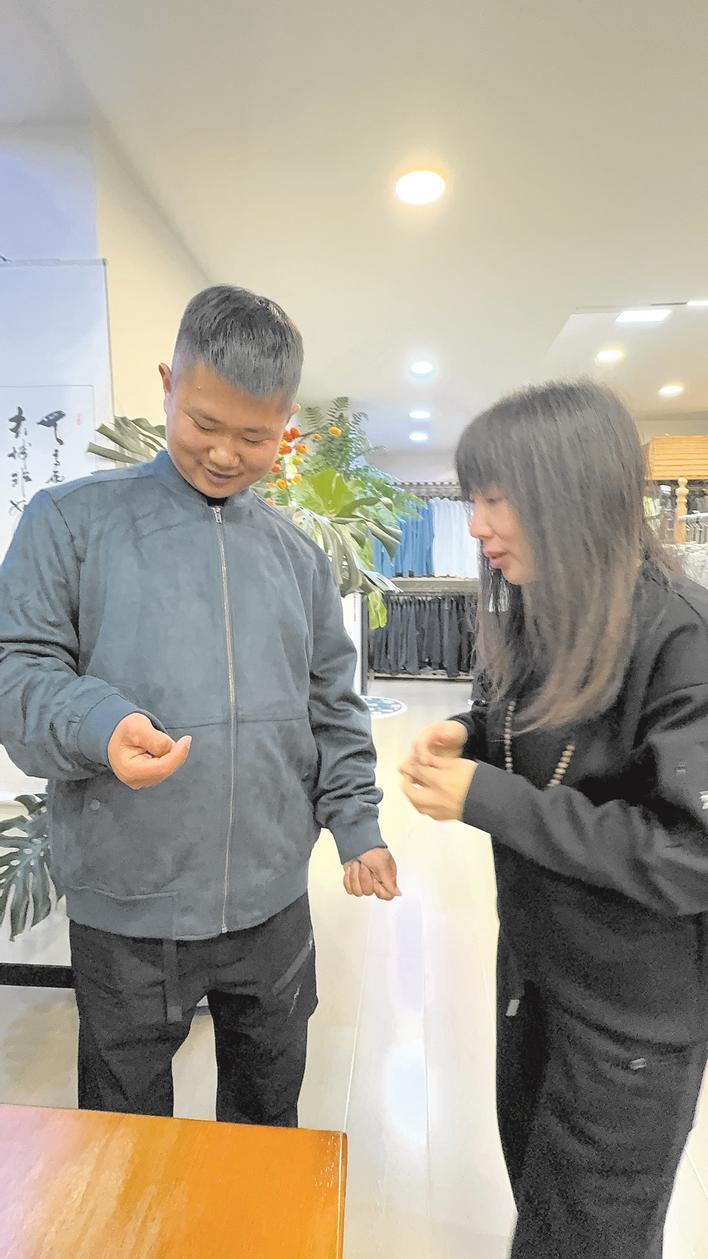 王书明(左)试穿新衣服
