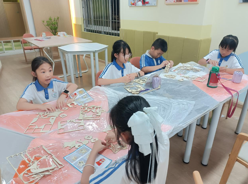 巧手释压力,科创启新程——福中福社区开展青少年科学手工活动