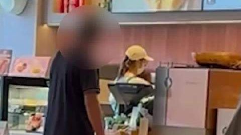 他人善意不是老人在星巴克撒泼理由【老人索要热水因没倒满骂店员:他人的