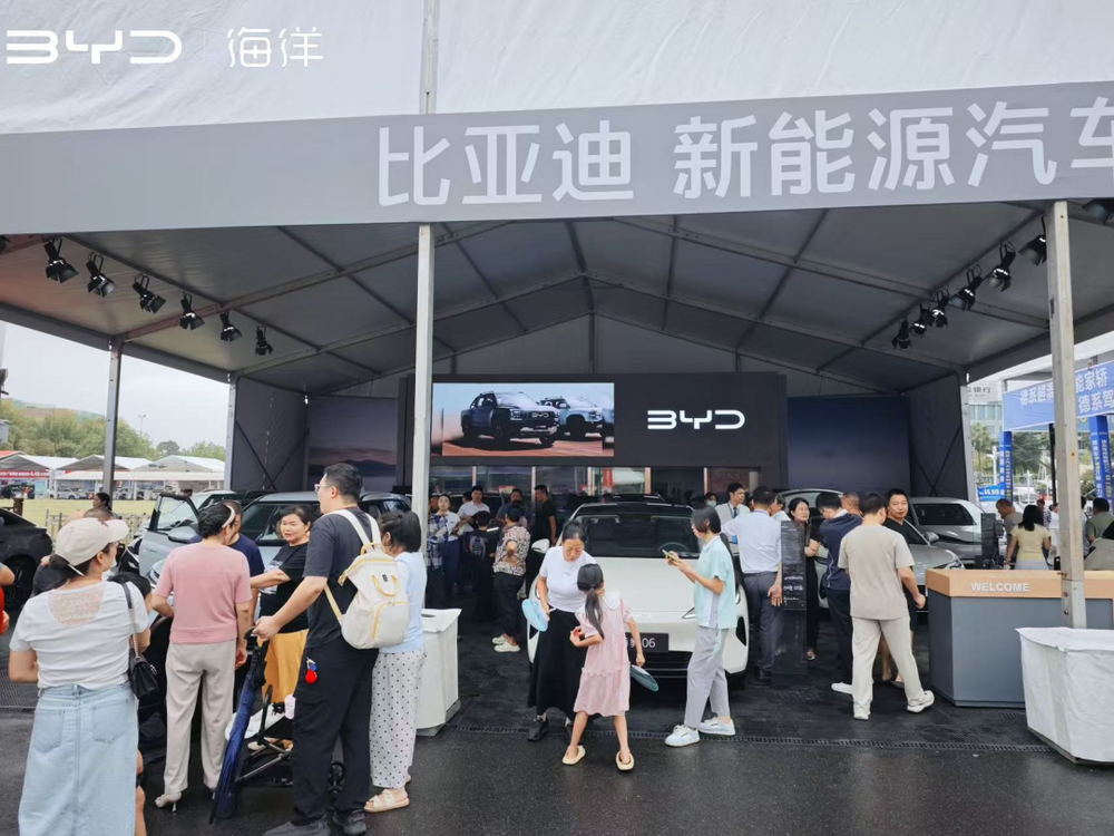 宜春体育中心秋季车展现场人头攒动。（宜 萱 摄）
