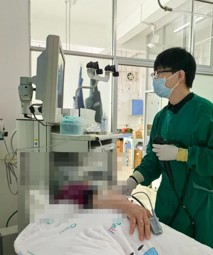 黄医生在大埔参与消化内镜临床工作