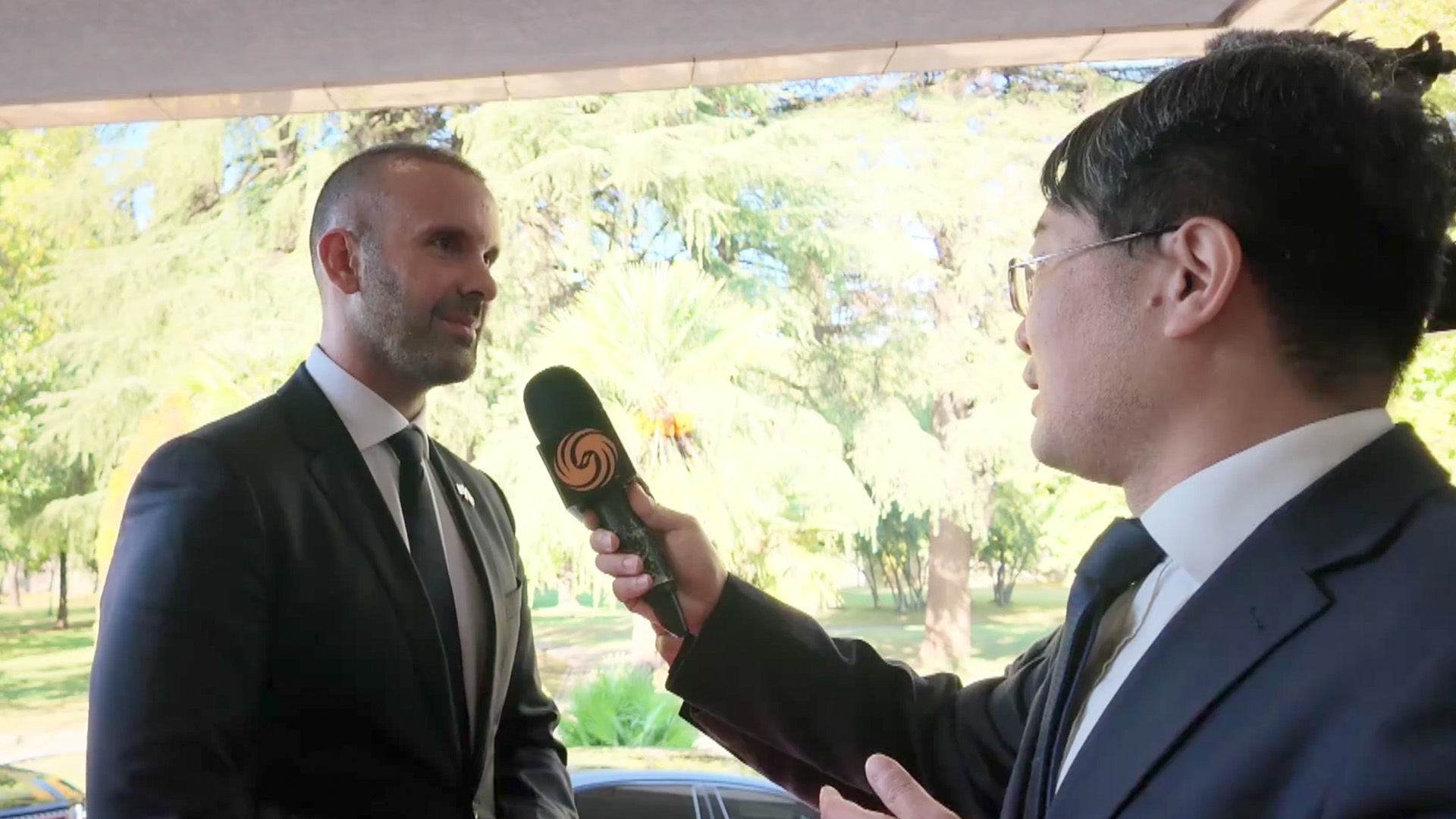 凤凰专访｜“欢迎来到黑山”！黑山总理主动用中文与中国外长王毅互动 冀深化两国合作前景