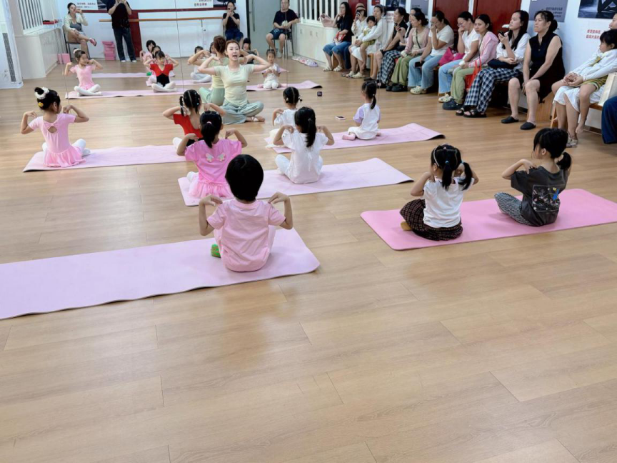 舞动童心 快乐成长 ——西乡街道径贝社区开展幼儿舞蹈公益课活动