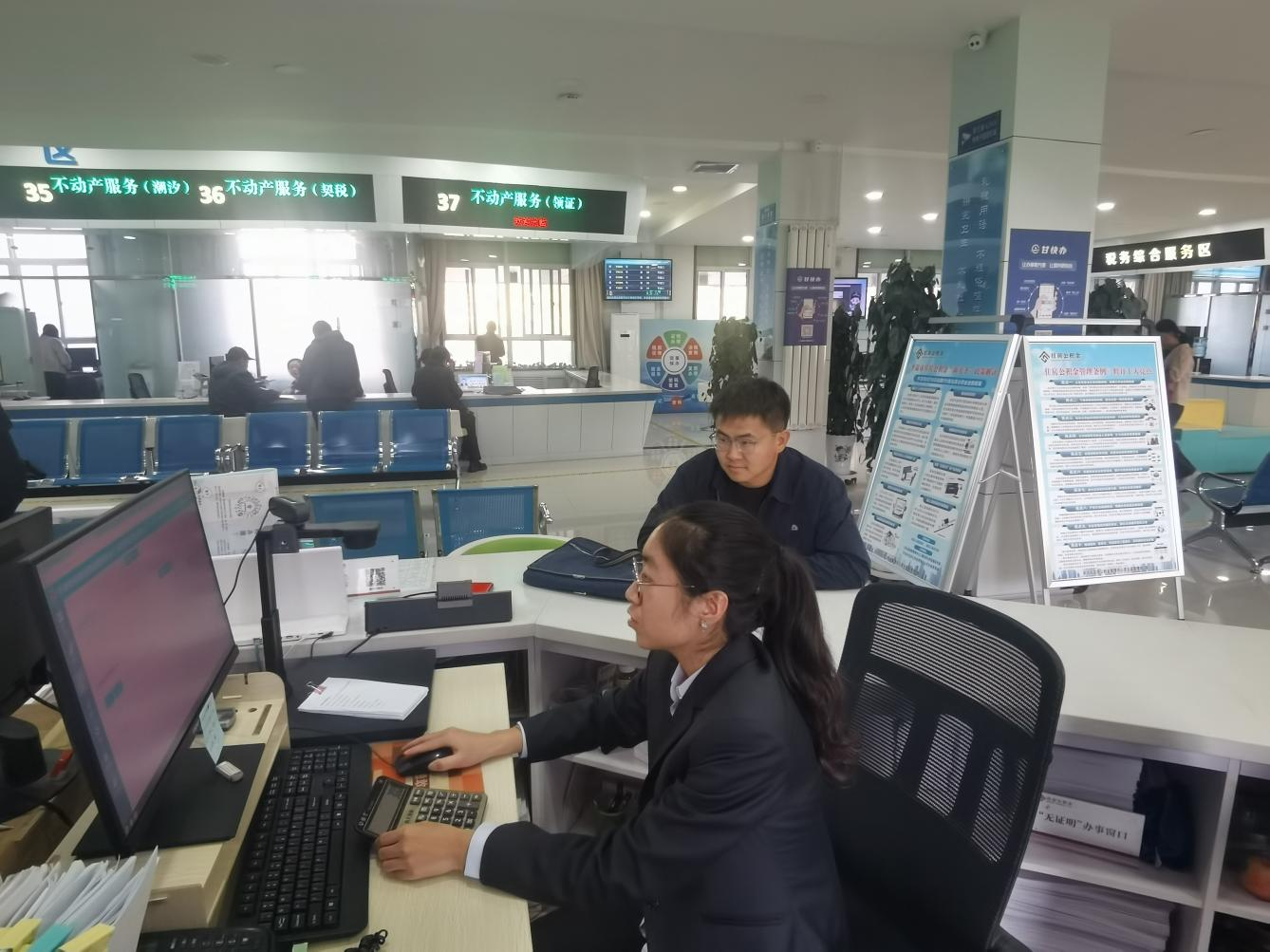灵台县住房公积金管理部工作人员正在为高校毕业生办理购房补贴业务