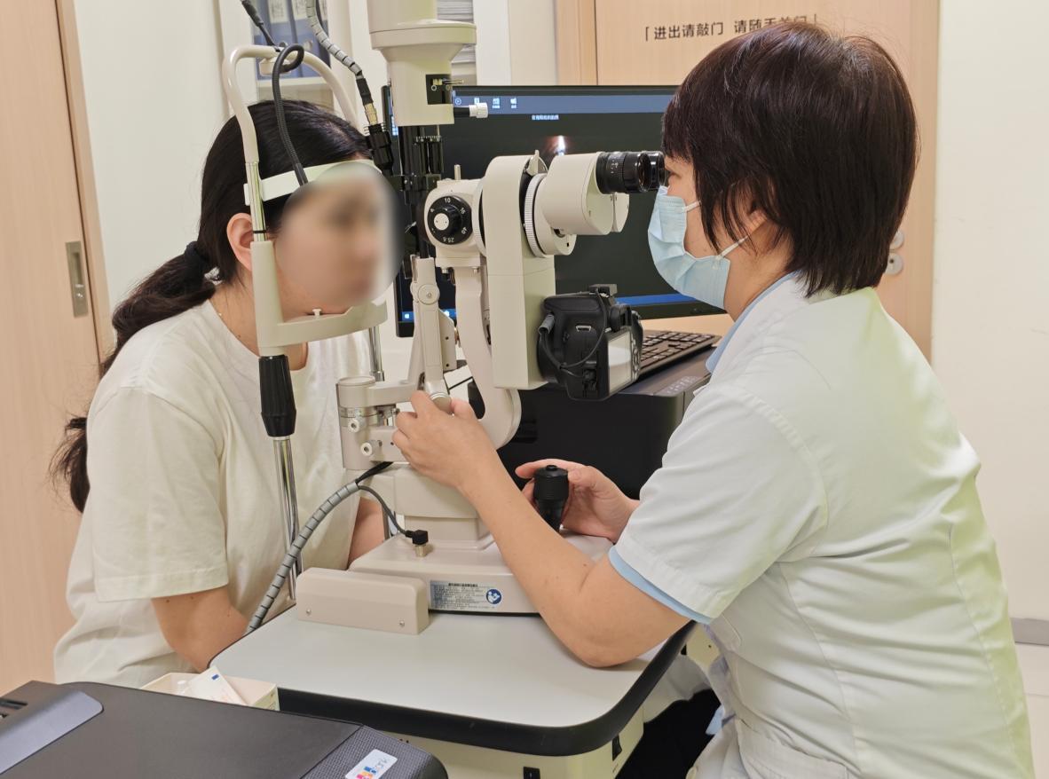 东莞虎门爱尔眼科视光科钟晖主任给患者复查中