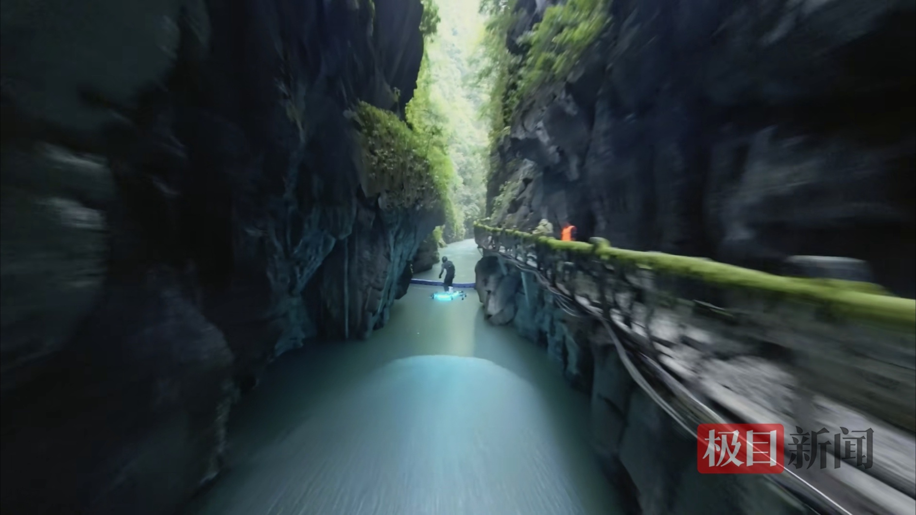 宋兴宇用飞行滑板飞越巴人河峡谷