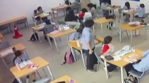 马来西亚学生持斧冲进教室砍人 校园惊魂!马来西亚16岁学生头绑手机直