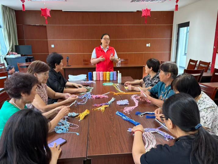 霜降暖意・指尖温情——仙枰社区棉线编织流苏杯垫手工活动