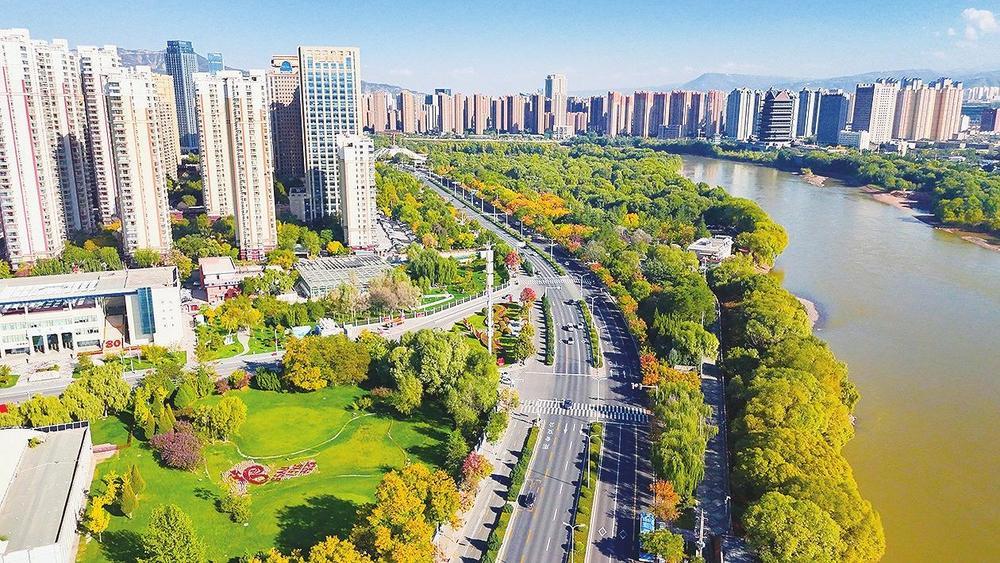 金秋时节，兰州市北滨河路黄河风情线景致怡人，道路两侧五彩斑斓，金黄、橙红的枝叶错落交织，与奔腾不息的黄河相映成趣，勾勒出灵动唯美的秋日画卷。新甘肃&middot;甘肃经济日报全媒体记者　瞿娟　摄