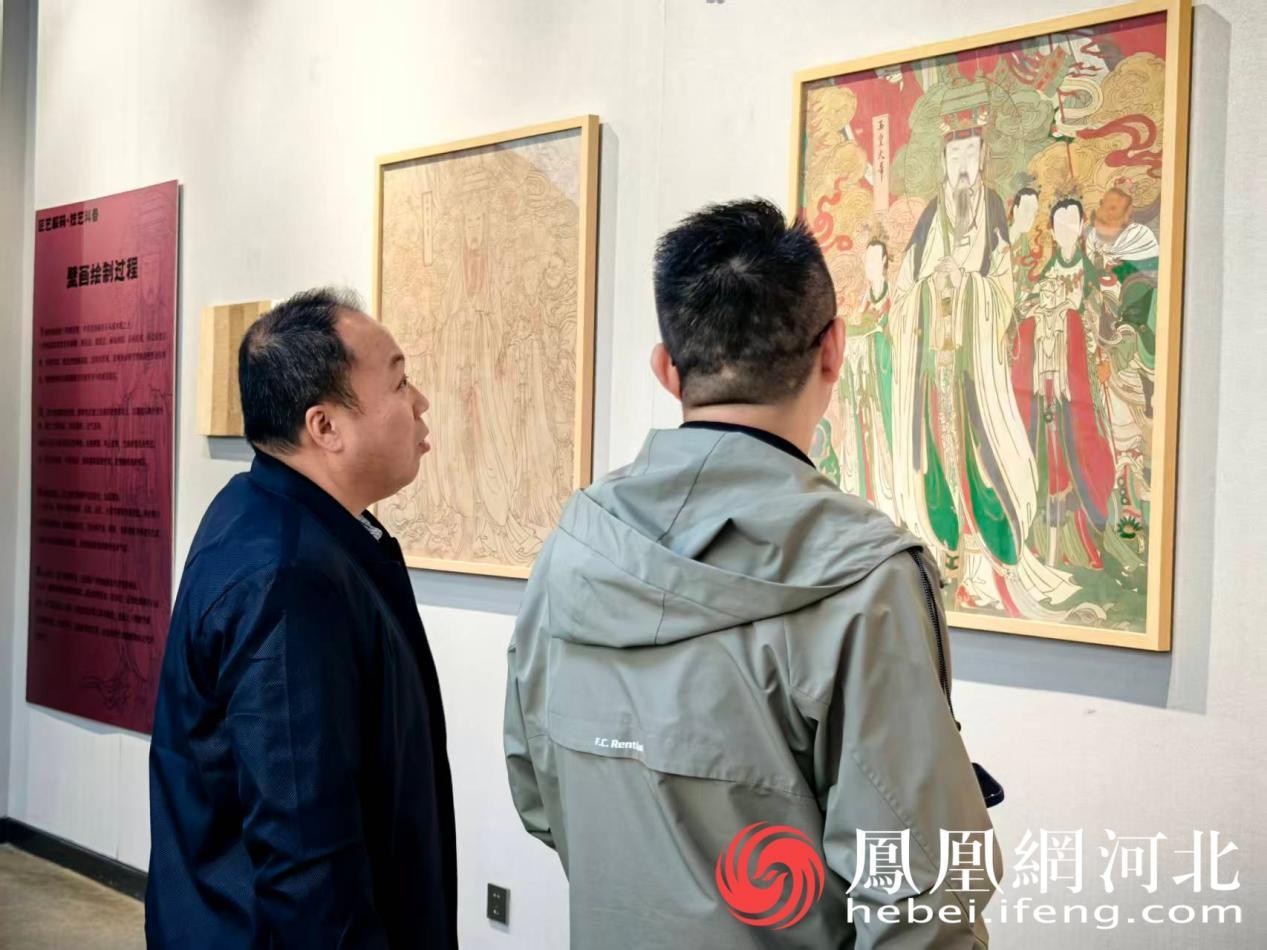 参观者驻足欣赏毗卢寺壁画临摹展品