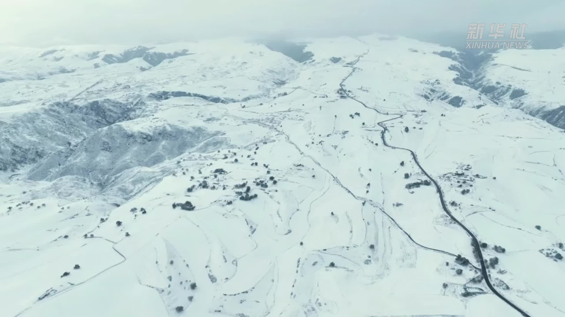 瞰中国丨新疆：江布拉克秋雪绘就天山水墨画卷