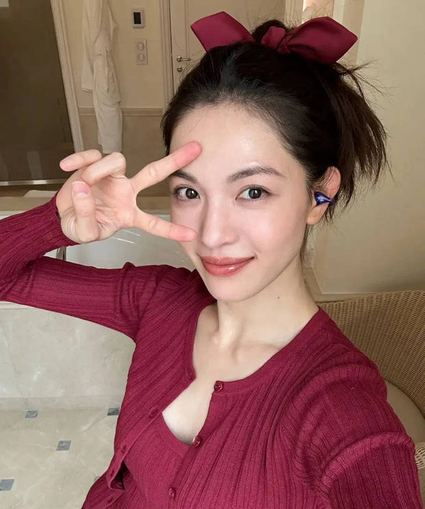 钟楚曦穿酒红针织衫温柔复古