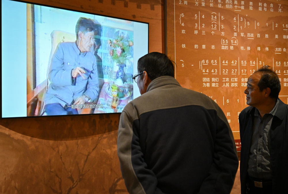 10月15日，在甘肃省会宁县红军长征胜利纪念馆，人们观看小红军救魏煜的故事资料片。