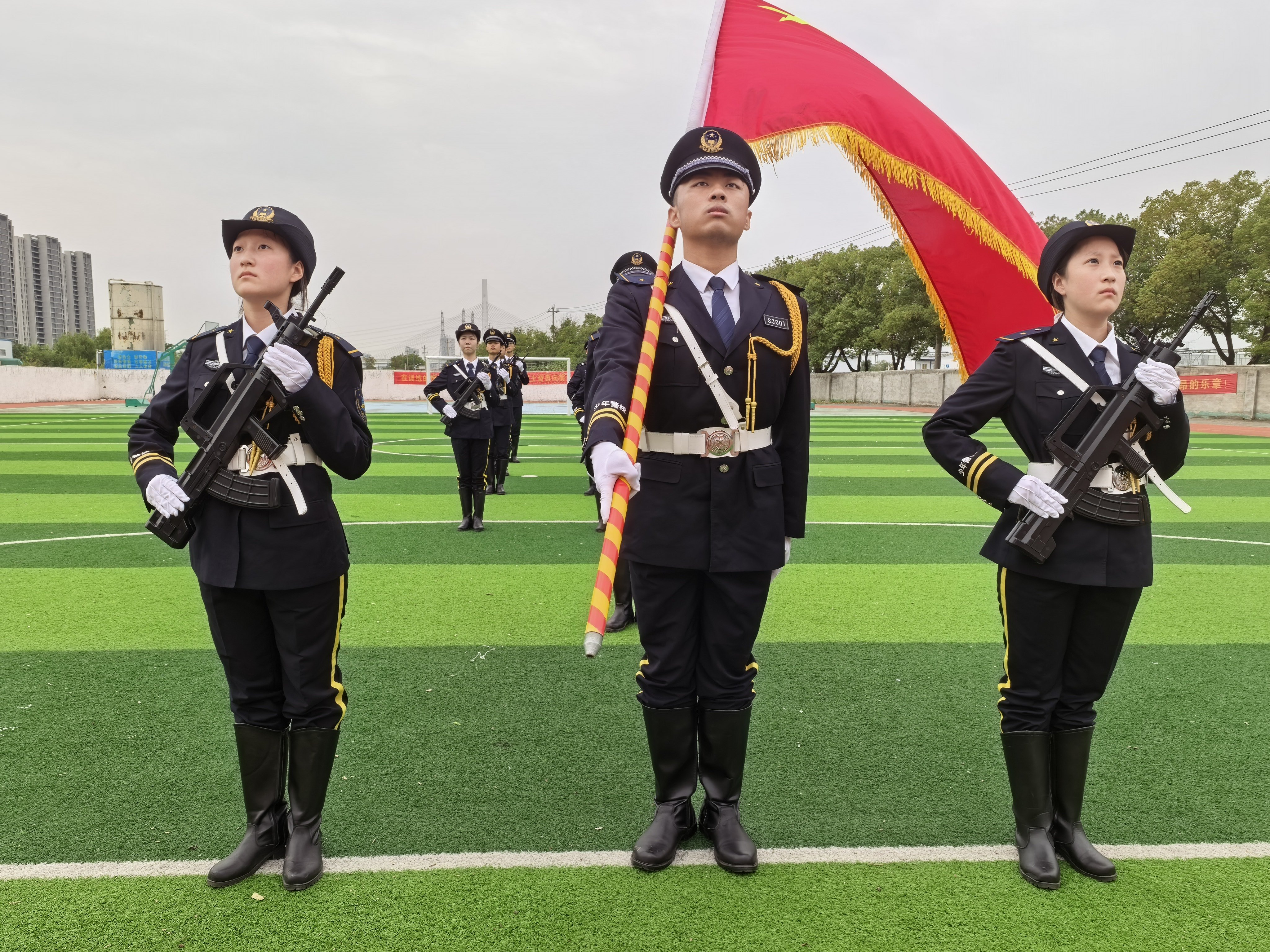 少年护旗手变身法治小记者,宁波“蓝鲨护未来”警校共建淬炼青春担当