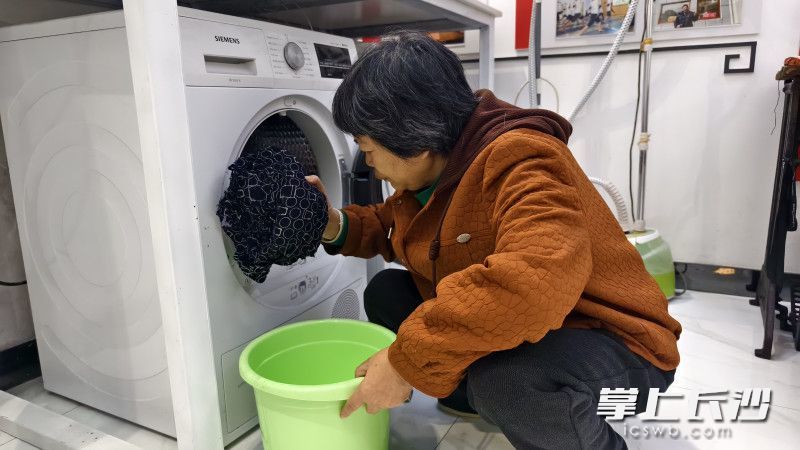 居民正在烘干衣服。