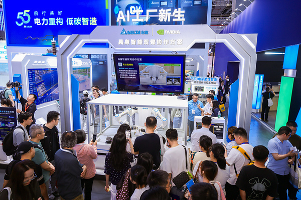 台达首次亮相的具身智能双臂协作方案，通过肖像绘制，展示任务学习到作业执行全流程自主运行。