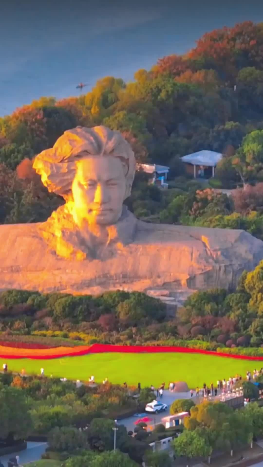 莫道霜降已深秋，万木霜天红烂漫