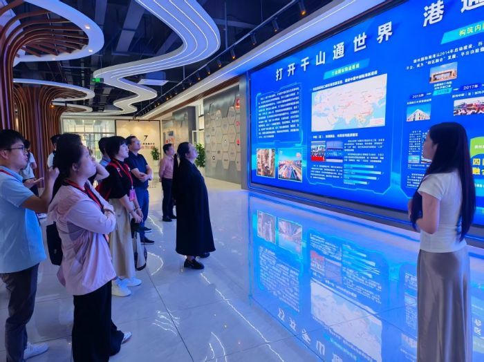 采访团走进赣州国际陆港,了解口岸跨境物流发展情况。