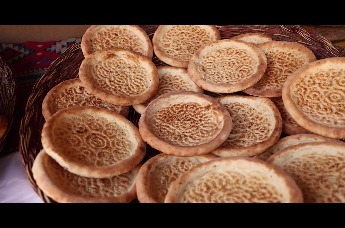 正是青春读书时 | 馕对于新疆人来说意味着什么？体验一下馕的制作过程