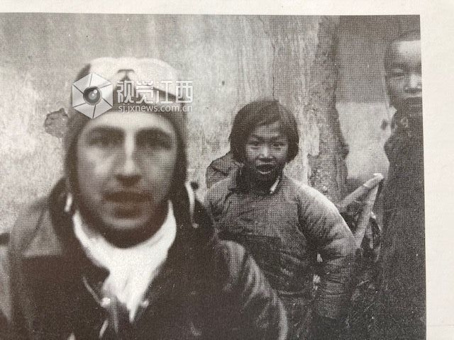 1942年，9岁的官冬香和参与杜立特行动的美国飞行员合影。（资料图）