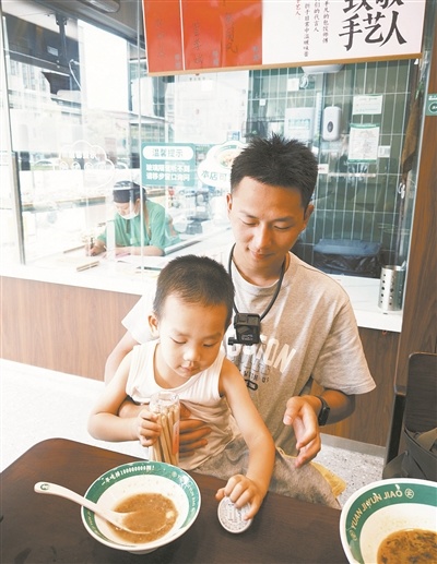 “遛娃师”姜建楠带着孩子一起吃饭