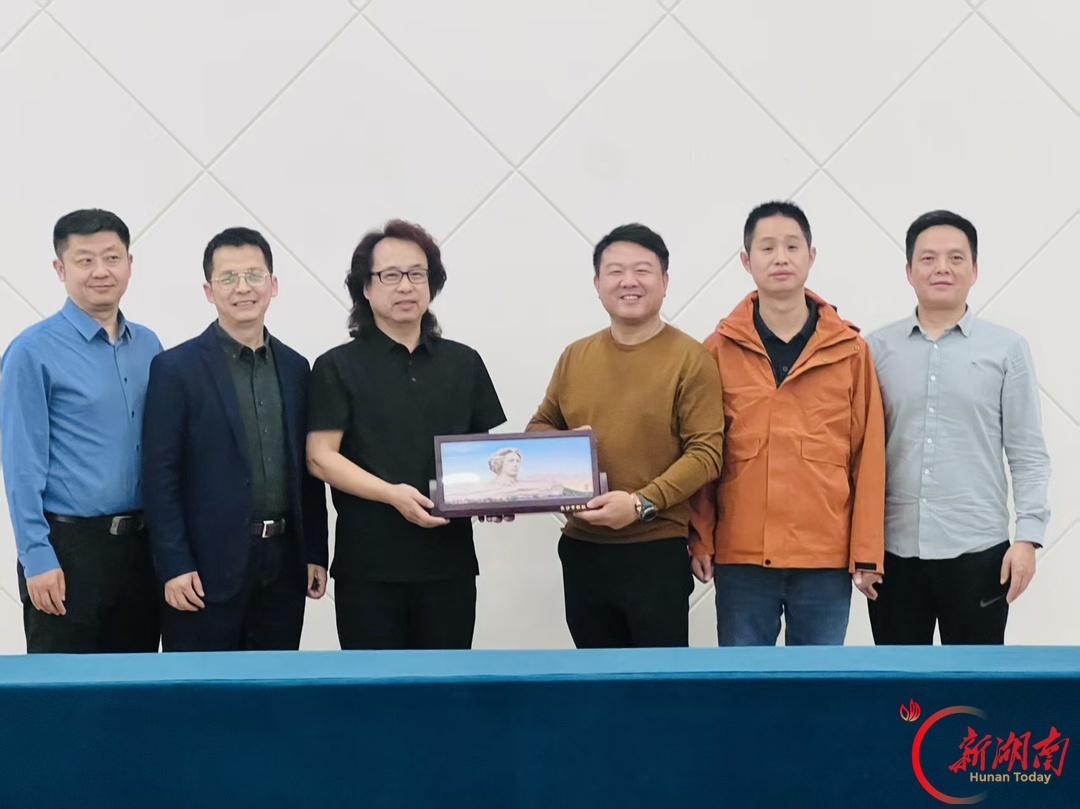 与包头市新的社会阶层人士联合会交流后,赠送湘绣作品