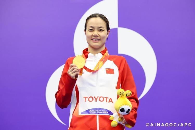 张蒙在女子SB9级100米蛙泳颁奖典礼
