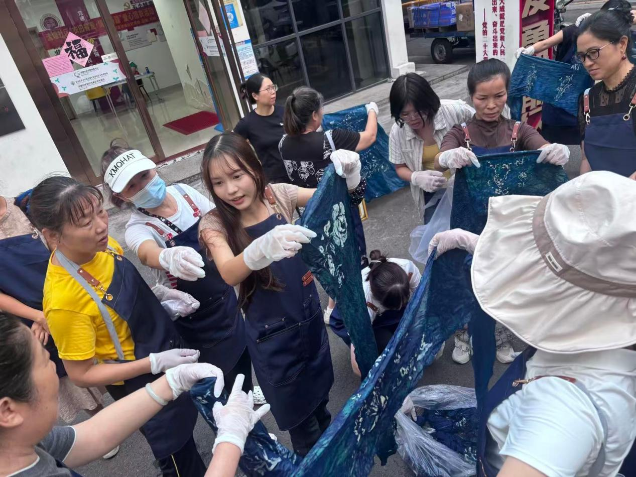 以蜡染非遗为媒 激活巾帼指尖经济——西乡街道流塘社区开展“靛染流塘·巾帼手造”女性蜡染系列活动