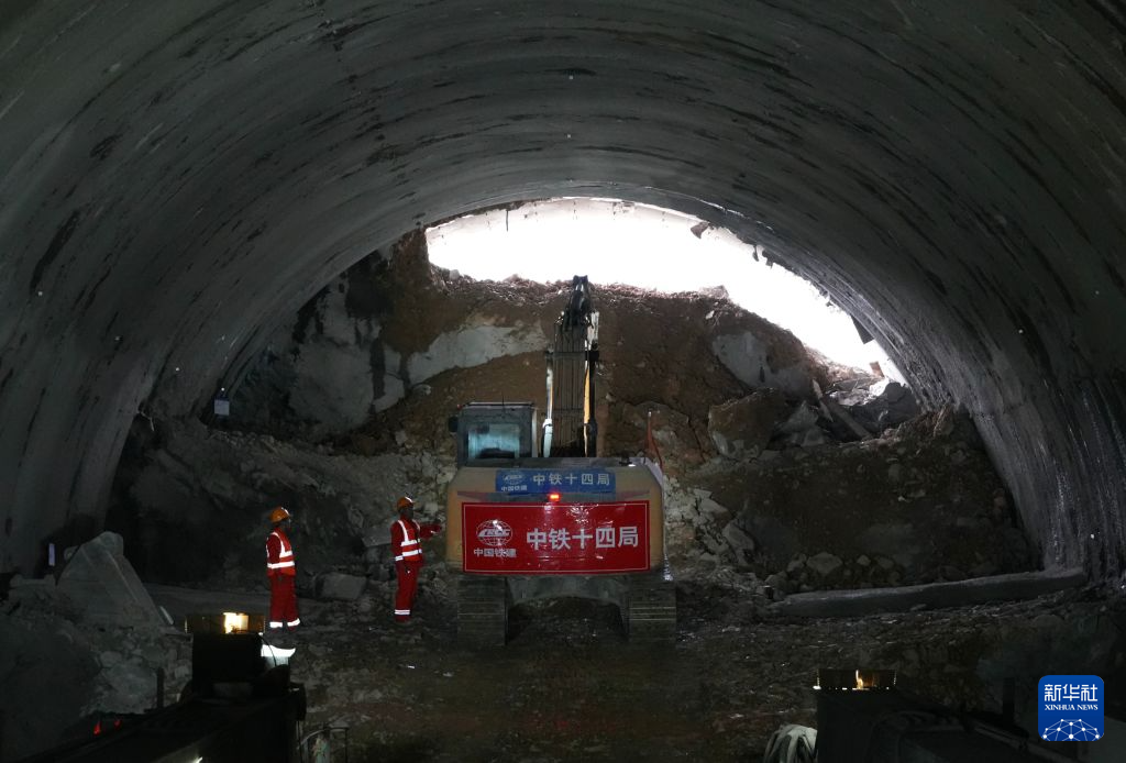 10月18日，建设者在郭家坡隧道内施工。
