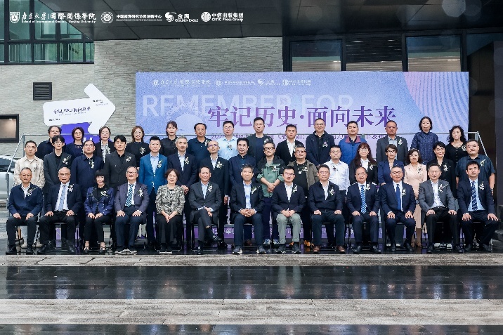 嘉宾在户外小雨中留下身影