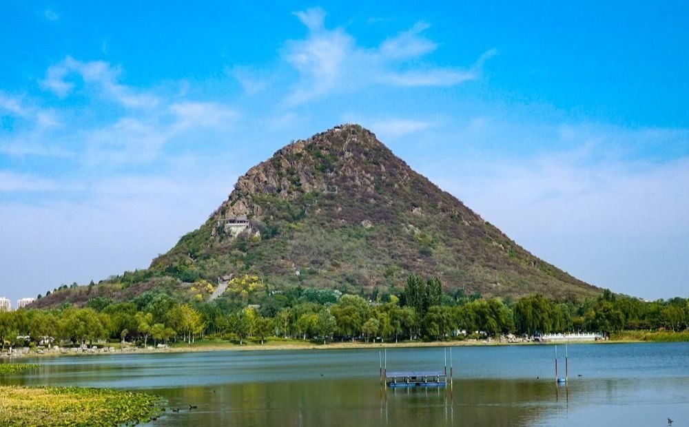 济南华山湿地公园秋色如画 市民登高赏景乐享深秋
