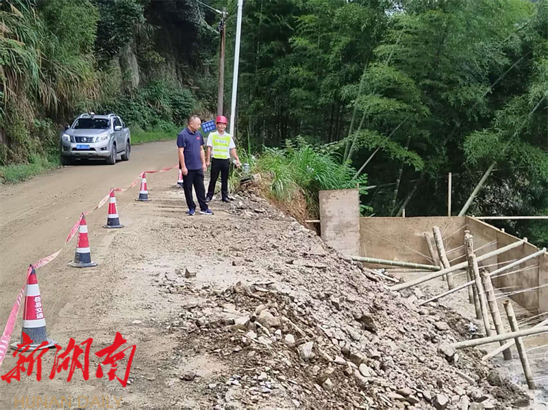 岳阳县农村公路养护中心大排查大攻坚护好民生路