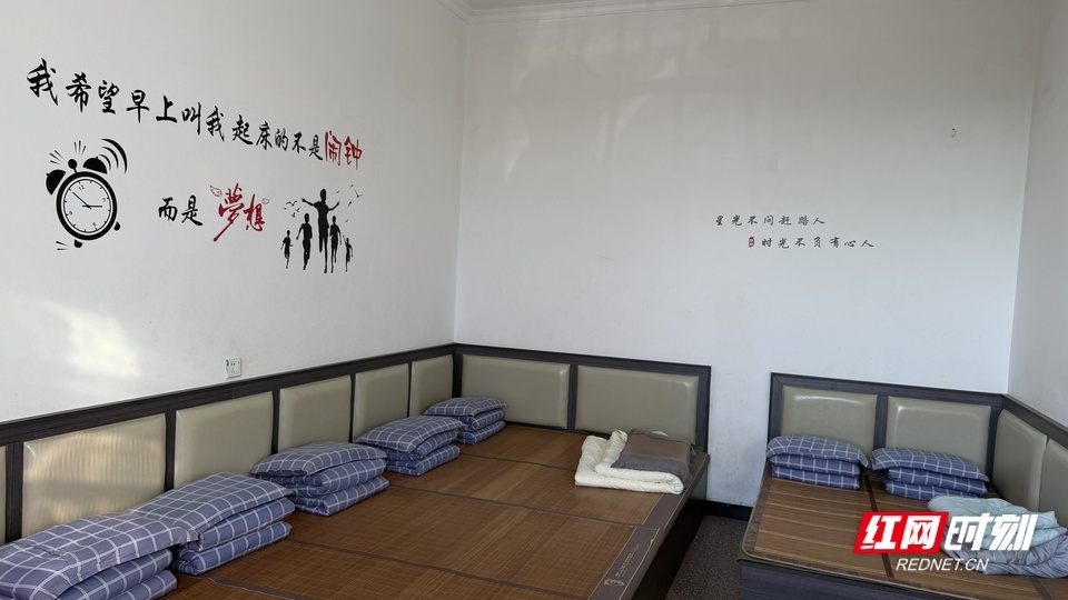 长沙浏阳市古港镇梅田湖村村民胡汉清家的闲置屋舍改成了接待学生的“宿舍”。