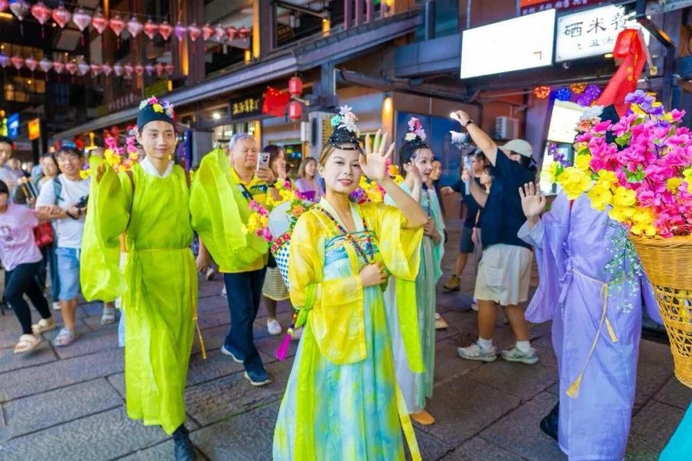 温汤镇古井泉街精彩巡游吸引了众多游客。 （明 萱 摄）